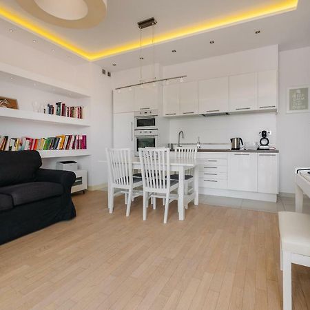 Modern Apartment Across The Ponds Варшава Экстерьер фото