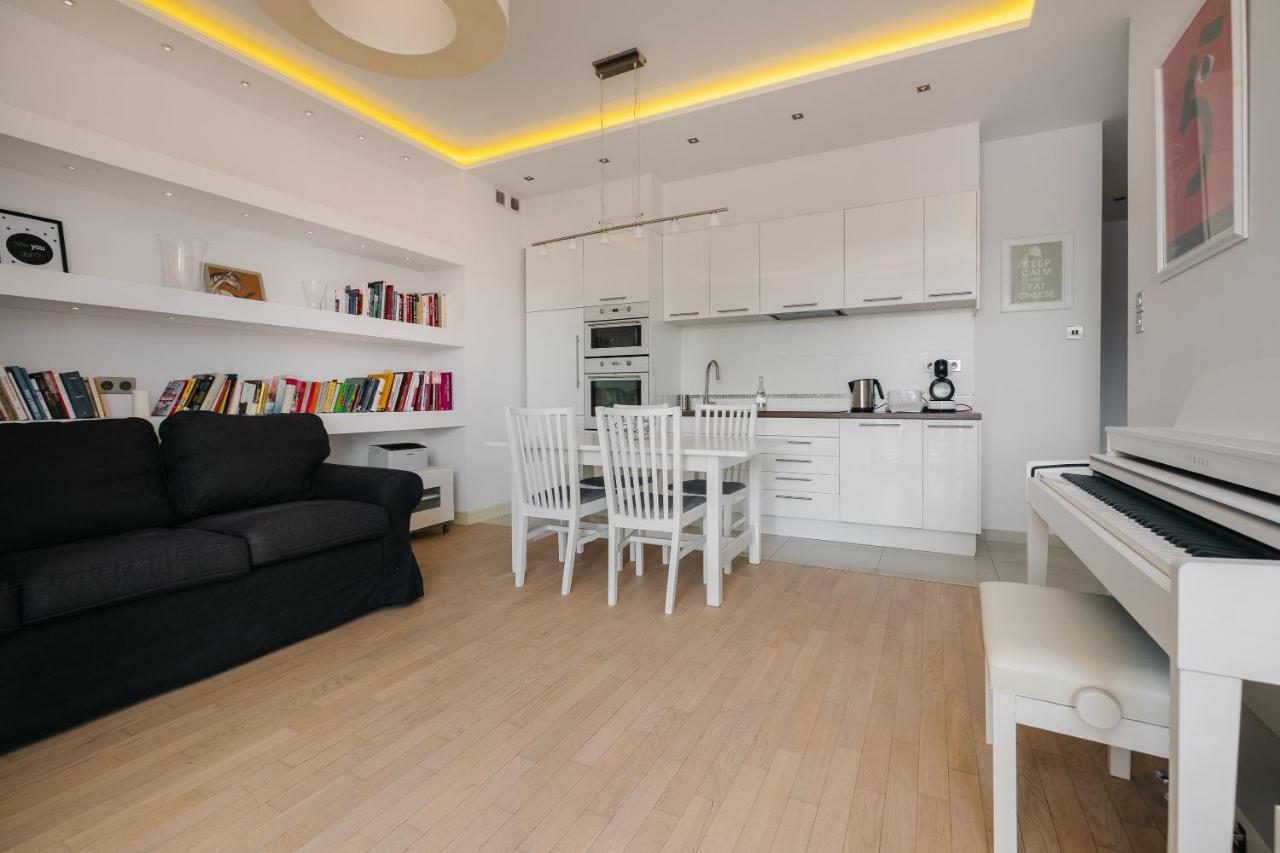 Modern Apartment Across The Ponds Варшава Экстерьер фото